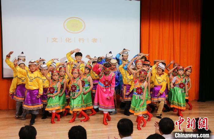 圖為蘭州大學文化行者團隊走進民族社區(qū)，開展系列活動。(資料圖)蘭州大學供圖