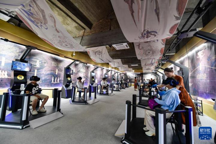 7月22日，游客線下體驗(yàn)“尋境敦煌——數(shù)字敦煌沉浸展”。新華社記者 郎兵兵 攝</p>
<p>