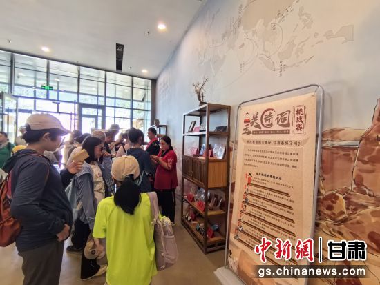 近日，玉門(mén)關(guān)遺址景區(qū)開(kāi)啟了一場(chǎng)精彩紛呈的玉關(guān)詩(shī)詞挑戰(zhàn)賽，吸引眾多游人參與其中。玉門(mén)關(guān)遺址景區(qū)供圖