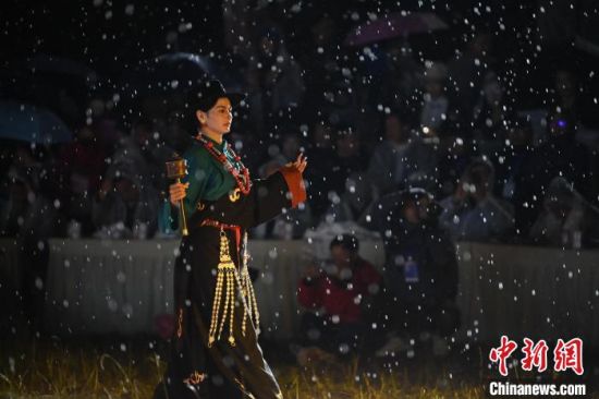 圖為2024年8月6日晚大賽現(xiàn)場模特進(jìn)行比賽。李亞龍 攝