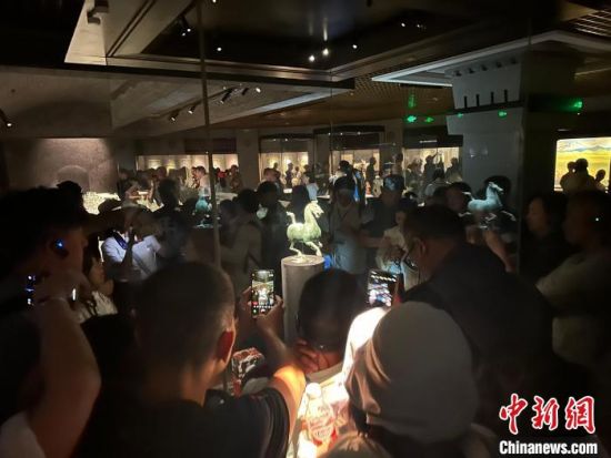 8月17日至23日，“濃濃民族情 兩岸一家親”臺(tái)灣同胞參訪團(tuán)甘肅行交流活動(dòng)在甘肅展開。圖為臺(tái)胞參觀甘肅省博物館。中新社記者 閆姣 攝