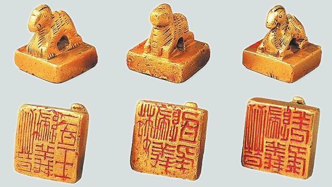 從左至右依次為“晉歸義羌侯”金印、“晉歸義氐王”金印、“魏歸義氐侯”金印