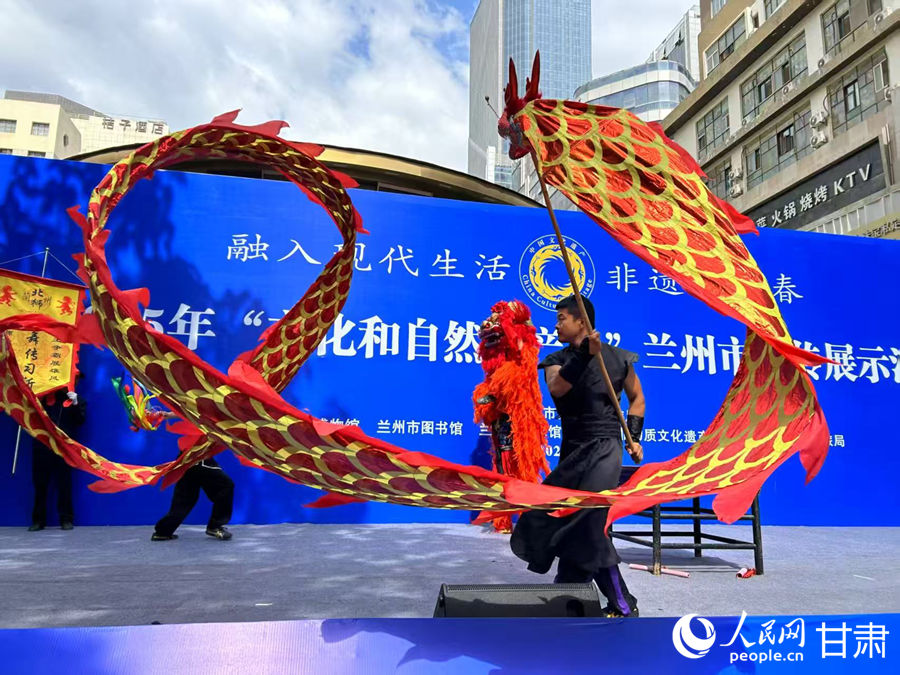 柴宗峰在2025年“文化和自然遺產(chǎn)日”蘭州市非遺宣傳展示活動中表演舞獅。人民網(wǎng)記者 焦隆攝