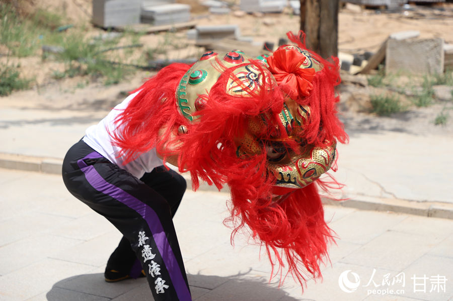 柴宗峰在桃林村展示蘭州北獅風采。人民網(wǎng)記者 焦隆攝