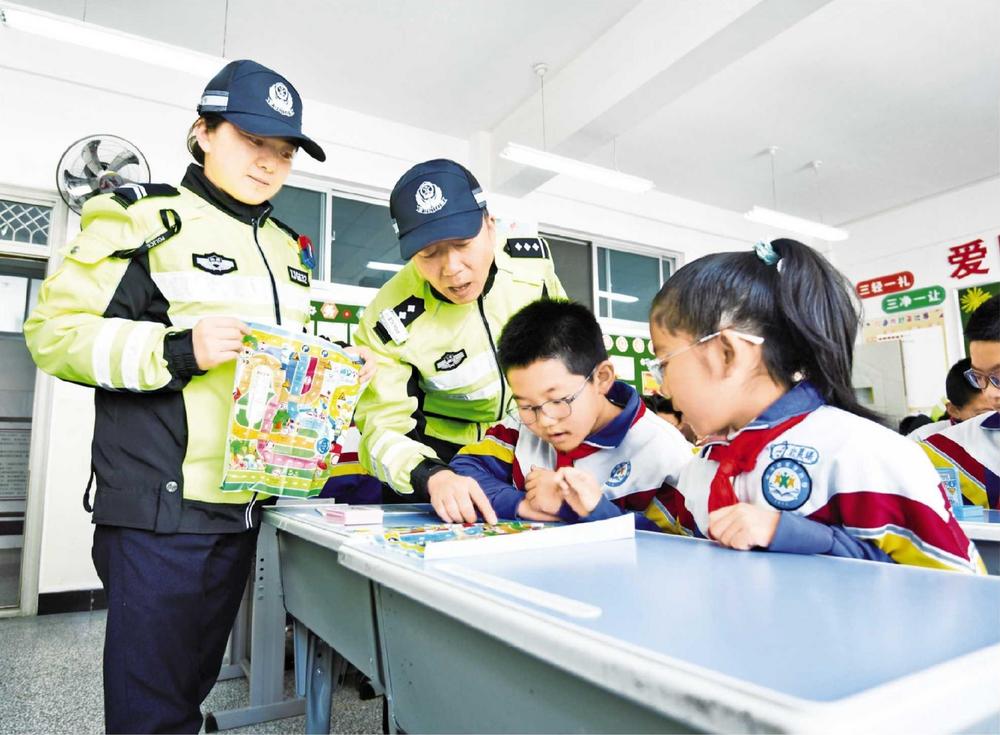 臨澤交警普及交通安全知識