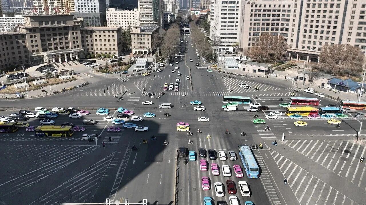 這里的交警N多操作，主打一個“暢通無阻”