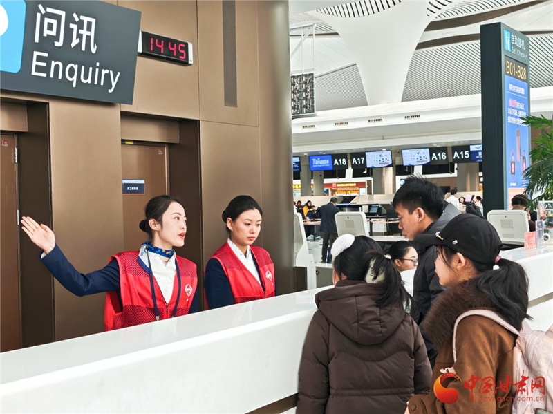 蘭州中川國際機(jī)場服務(wù)煥新：一抹“小紅”暖空港 人文相伴暢旅途